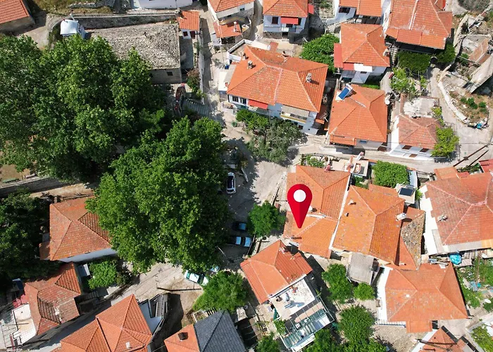 The Square * Μαριές